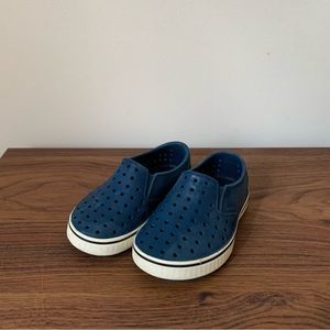 Native toddler water shoes- blue- size 8